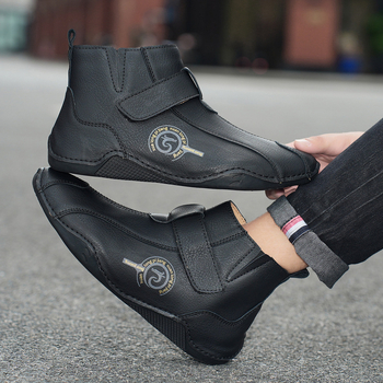 Μποτάκια Martin με επάνω μέρος από γνήσιο δέρμα, επένδυση από βαμβάκι, σόλα καουτσούκ, μέτριο ύψος μέχρι τη γάμπα και φερμουάρ στο πλάι.