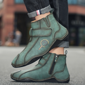 Μποτάκια Martin με επάνω μέρος από γνήσιο δέρμα, επένδυση από βαμβάκι, σόλα καουτσούκ, μέτριο ύψος μέχρι τη γάμπα και φερμουάρ στο πλάι.