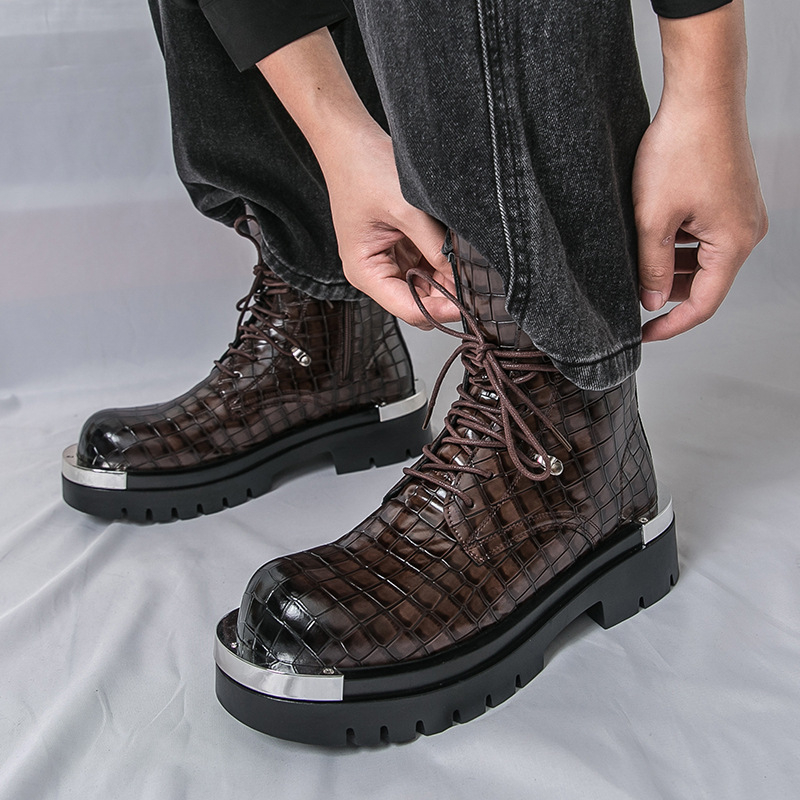 Martin-stílusú férfi bőr csizma oldalsó cipzárral, magas szárú, kerek orrú, klínos sarok 3–5 cm, PU felső rész, gumírozott talp