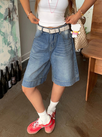 Дънкови дамски къси панталони, разкъсан ефект и измит завършек, права кройка, свободен силует, средна талия, памук-вискоза смес