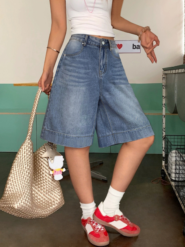 Дънкови дамски къси панталони, разкъсан ефект и измит завършек, права кройка, свободен силует, средна талия, памук-вискоза смес