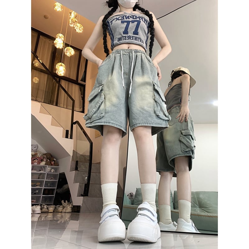 Șort denim pentru femei, croială largă, drept, buzunare mari; amestec denim-bumbac, micro-elasticitate, stil urban.