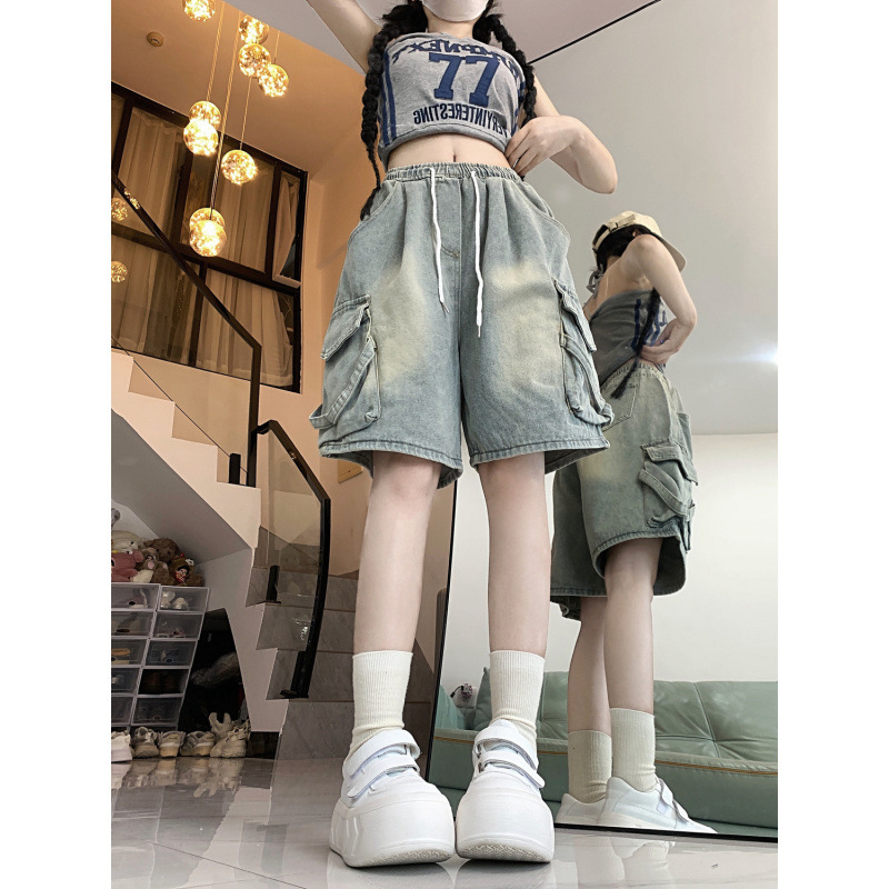 Șort denim pentru femei, croială largă, drept, buzunare mari; amestec denim-bumbac, micro-elasticitate, stil urban.