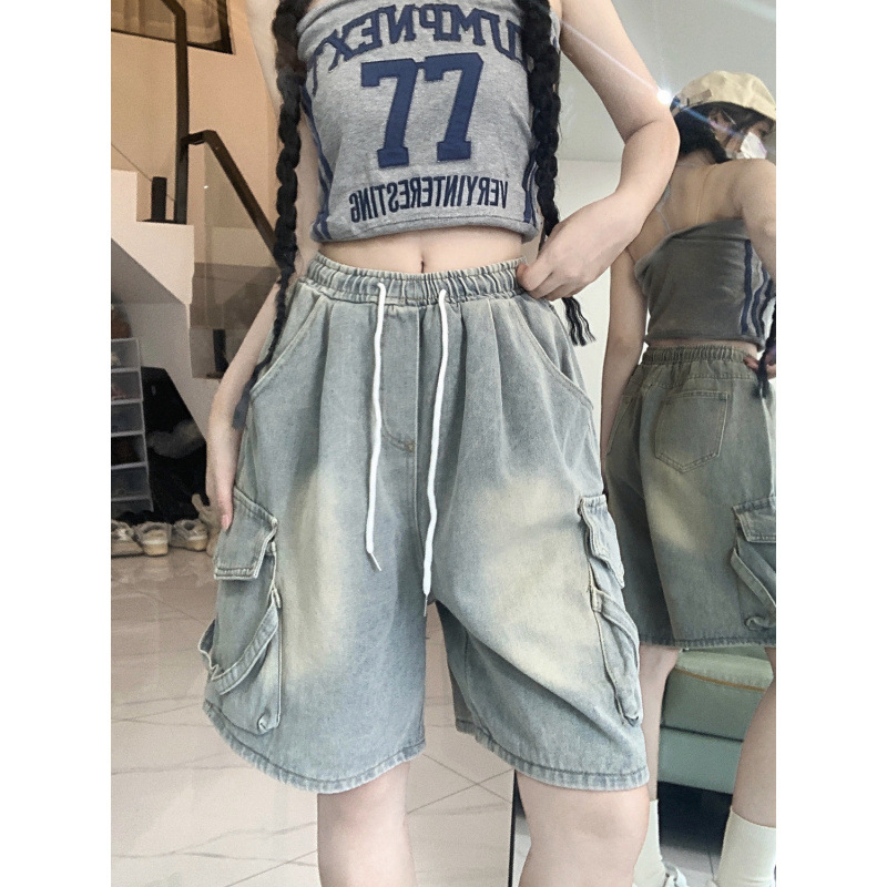 Șort denim pentru femei, croială largă, drept, buzunare mari; amestec denim-bumbac, micro-elasticitate, stil urban.