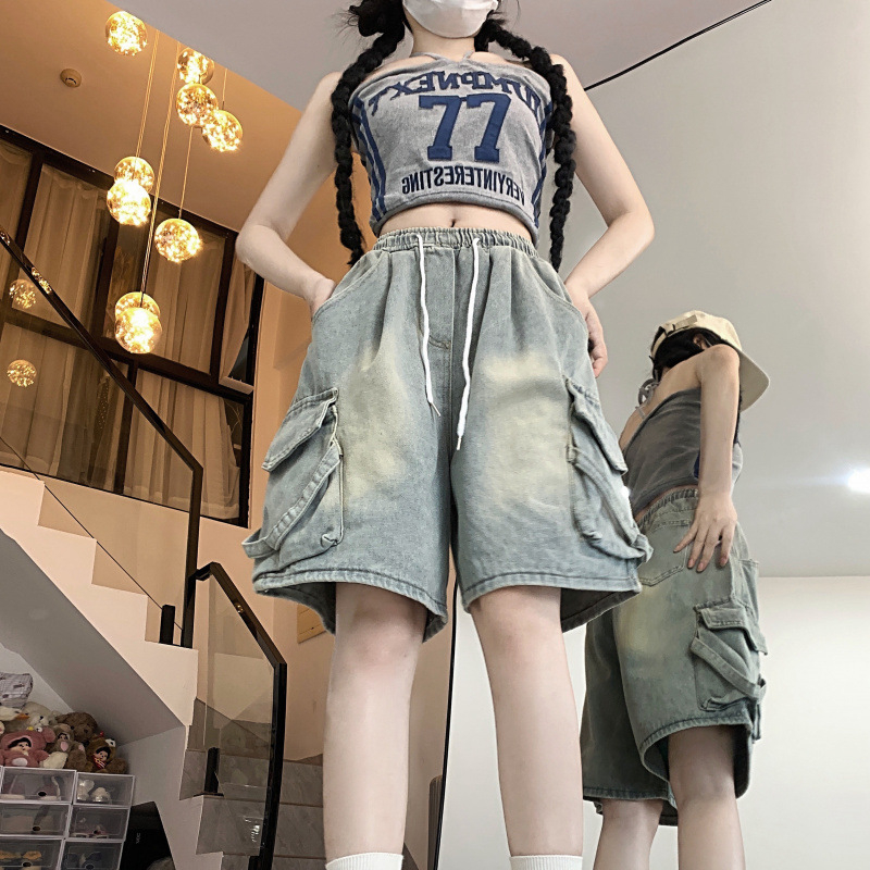 Șort denim pentru femei, croială largă, drept, buzunare mari; amestec denim-bumbac, micro-elasticitate, stil urban.