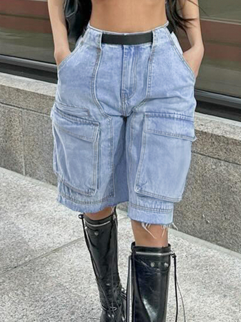 Σορτς denim cargo με φαρδιά γραμμή, ακατέργαστες άκρες και τσέπες με καπάκι — ύφασμα βαμβάκι 95%+