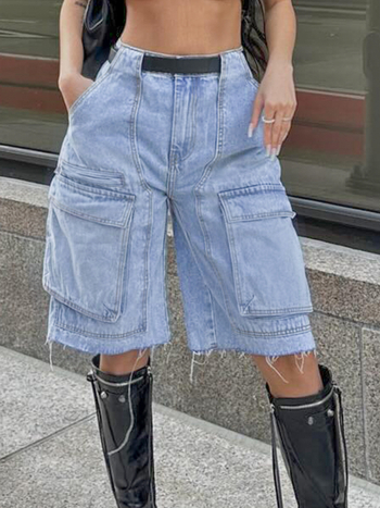 Σορτς denim cargo με φαρδιά γραμμή, ακατέργαστες άκρες και τσέπες με καπάκι — ύφασμα βαμβάκι 95%+