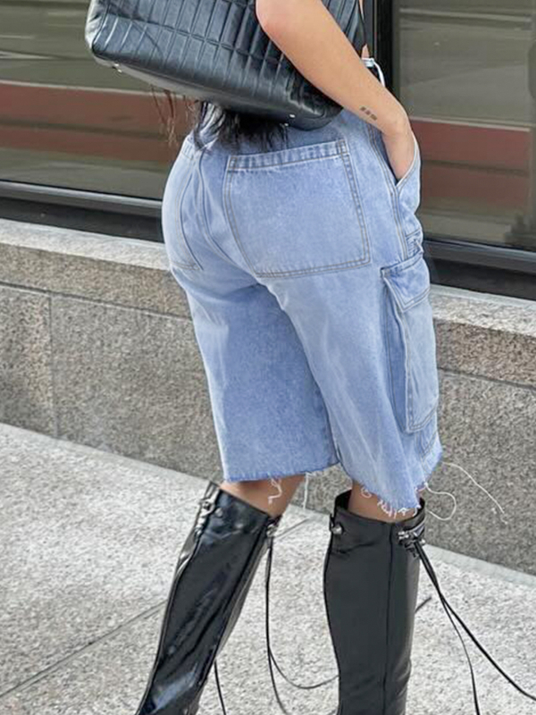 Σορτς denim cargo με φαρδιά γραμμή, ακατέργαστες άκρες και τσέπες με καπάκι — ύφασμα βαμβάκι 95%+