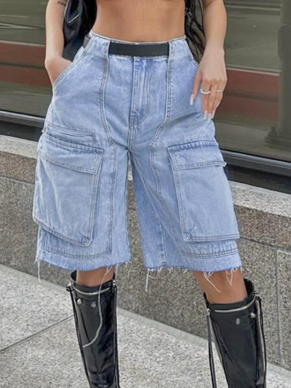 Σορτς denim cargo με φαρδιά γραμμή, ακατέργαστες άκρες και τσέπες με καπάκι — ύφασμα βαμβάκι 95%+