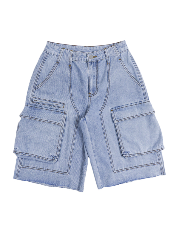 Σορτς denim cargo με φαρδιά γραμμή, ακατέργαστες άκρες και τσέπες με καπάκι — ύφασμα βαμβάκι 95%+