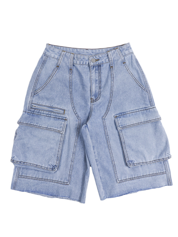 Σορτς denim cargo με φαρδιά γραμμή, ακατέργαστες άκρες και τσέπες με καπάκι — ύφασμα βαμβάκι 95%+