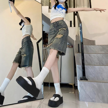 Szakított farmernadrág, magas derekú, elasztikus denim, egyenes szabás, közepes hossz — nyár 2025 kiadás