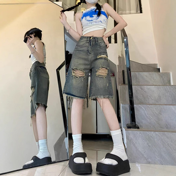 Szakított farmernadrág, magas derekú, elasztikus denim, egyenes szabás, közepes hossz — nyár 2025 kiadás