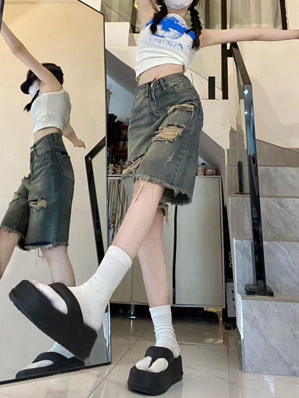 Szakított farmernadrág, magas derekú, elasztikus denim, egyenes szabás, közepes hossz — nyár 2025 kiadás