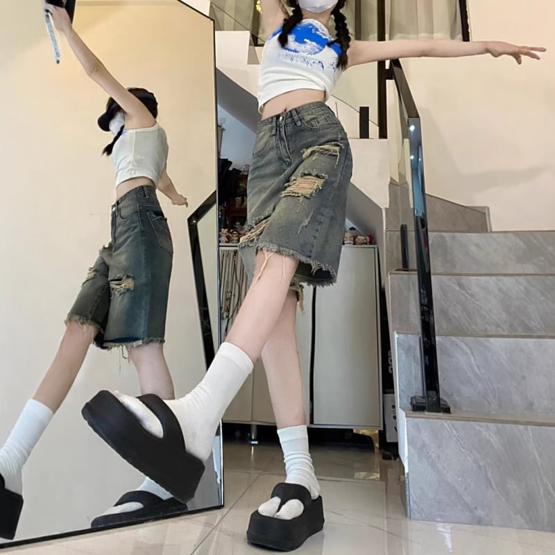 Szakított farmernadrág, magas derekú, elasztikus denim, egyenes szabás, közepes hossz — nyár 2025 kiadás