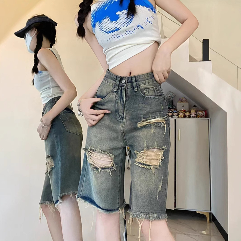 Szakított farmernadrág, magas derekú, elasztikus denim, egyenes szabás, közepes hossz — nyár 2025 kiadás