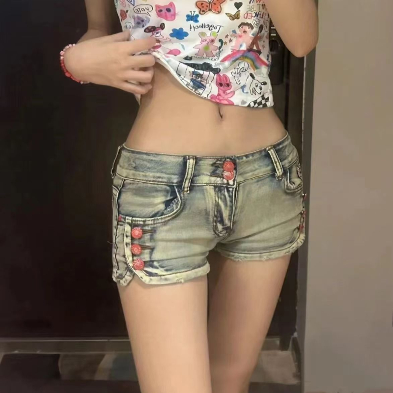 Női farmer rövidnadrág, karcsúsító egyenes szabás, háromnegyed hossz, gombos zárás, mikroelasztikus denim 50–70% spandex