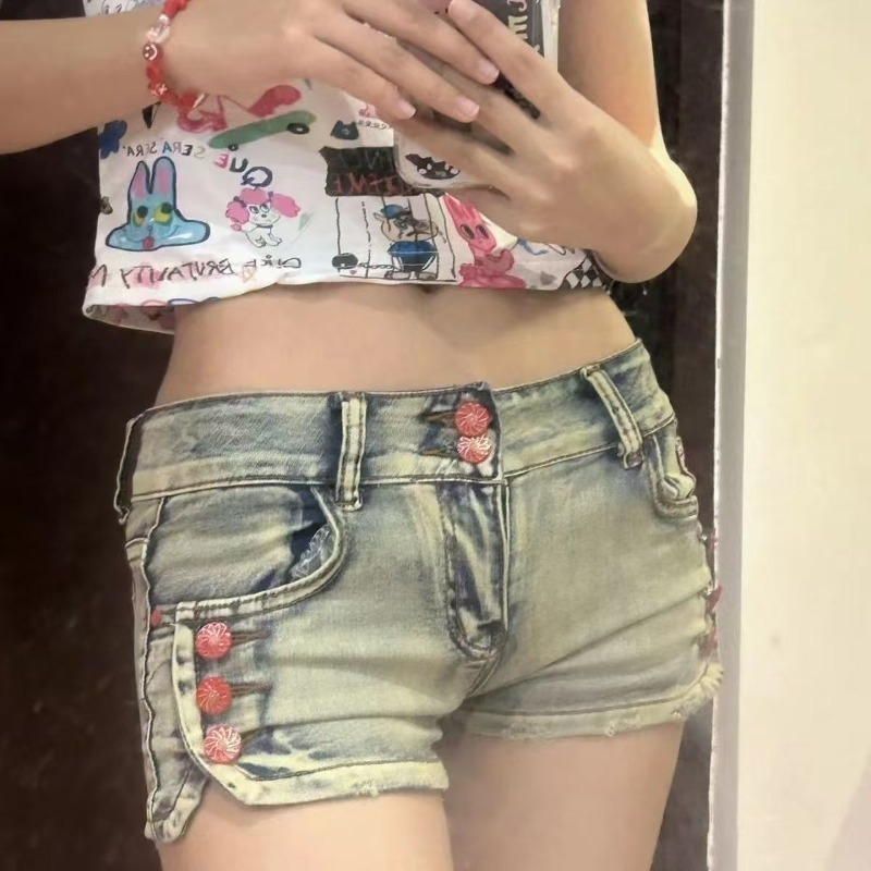 Női farmer rövidnadrág, karcsúsító egyenes szabás, háromnegyed hossz, gombos zárás, mikroelasztikus denim 50–70% spandex