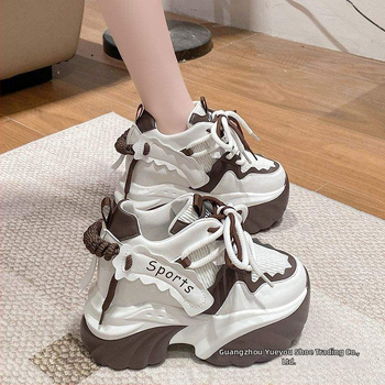 Γυναικεία αθλητικά παπούτσια σε ουδέτερο στυλ, επάνω μέρος συνθετικό δέρμα, σόλα πολυουρεθάνης, εσωτερική επένδυση από μικροΐνες, ύψος φτέρνας 0-1 cm