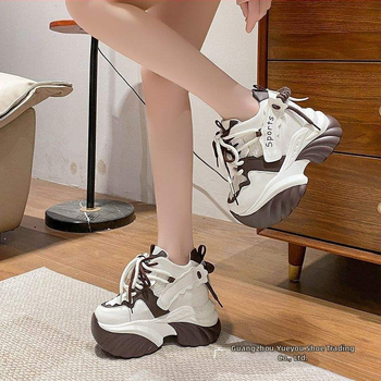 Γυναικεία αθλητικά παπούτσια σε ουδέτερο στυλ, επάνω μέρος συνθετικό δέρμα, σόλα πολυουρεθάνης, εσωτερική επένδυση από μικροΐνες, ύψος φτέρνας 0-1 cm