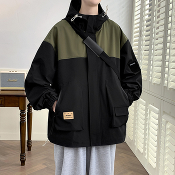 Férfi kapucnis dzseki, laza szabású, egyrészes záródás, poliészter anyag.