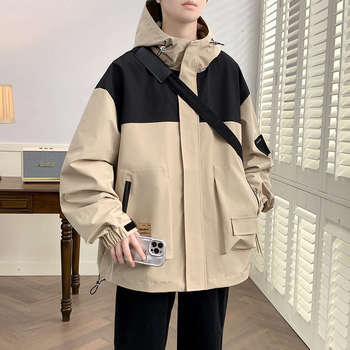 Férfi kapucnis dzseki, laza szabású, egyrészes záródás, poliészter anyag.