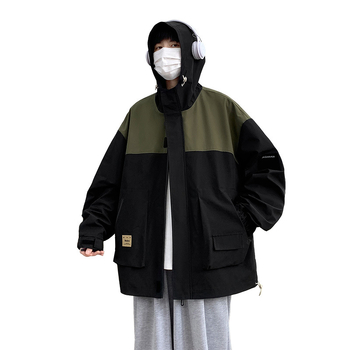 Férfi kapucnis dzseki, laza szabású, egyrészes záródás, poliészter anyag.