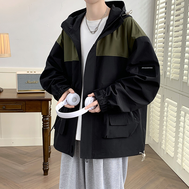 Férfi kapucnis dzseki, laza szabású, egyrészes záródás, poliészter anyag.