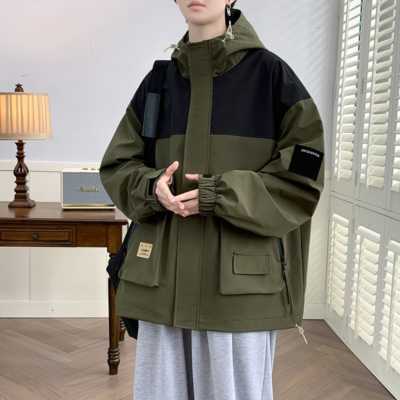 Férfi kapucnis dzseki, laza szabású, egyrészes záródás, poliészter anyag.