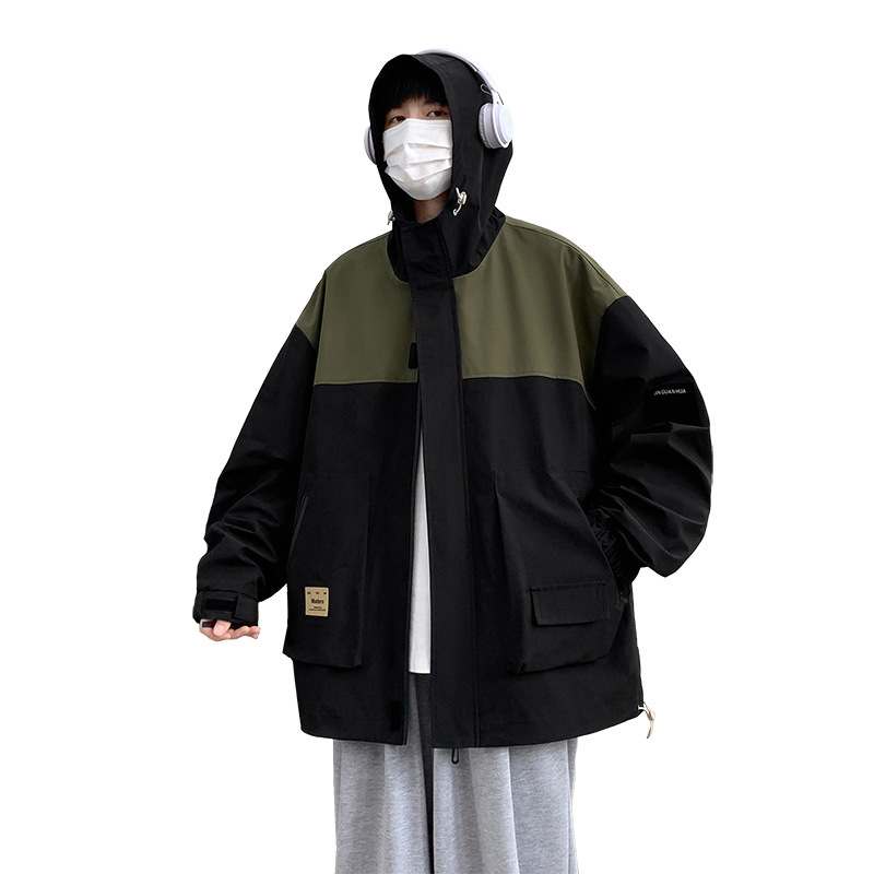 Férfi kapucnis dzseki, laza szabású, egyrészes záródás, poliészter anyag.