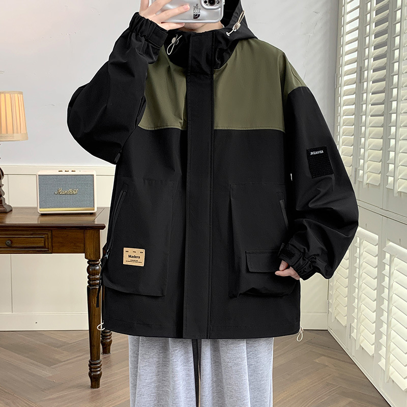 Férfi kapucnis dzseki, laza szabású, egyrészes záródás, poliészter anyag.