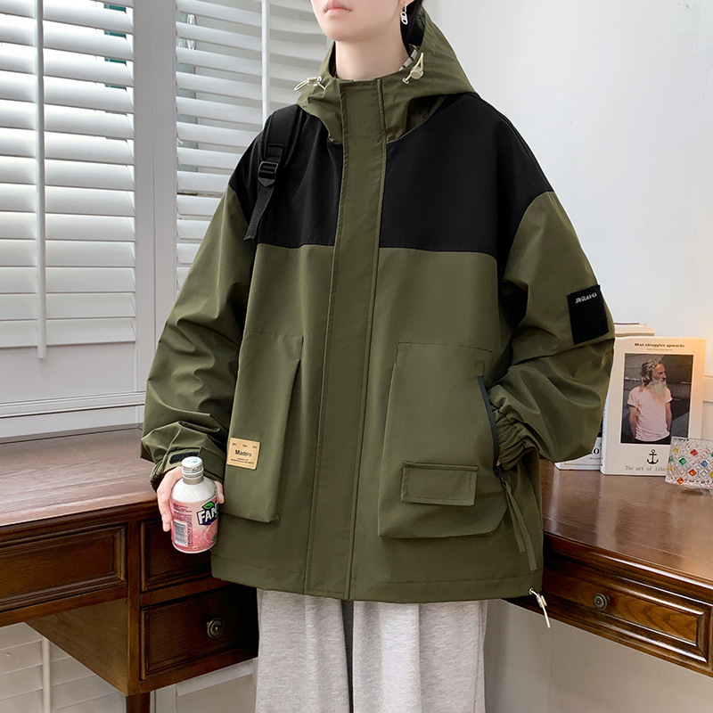 Férfi kapucnis dzseki, laza szabású, egyrészes záródás, poliészter anyag.