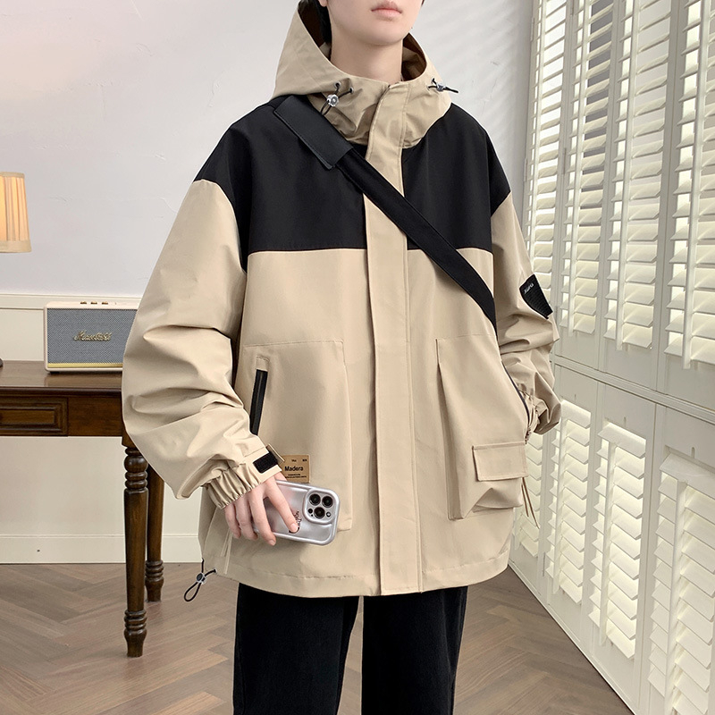 Férfi kapucnis dzseki, laza szabású, egyrészes záródás, poliészter anyag.