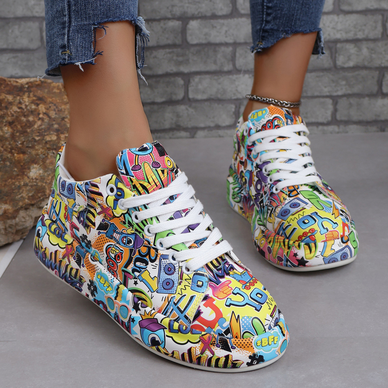 Sneaker cu imprimeu graffiti, partea superioară din PU, vârf rotund, talpă din cauciuc, înălțime călcâi 3-5 cm