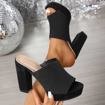 Πέδιλα με ψηλό τακούνι, επάνω μέρος από σουέτ, φαρδιές λουρίδες, δάχτυλο σε σχήμα στόματος ψαριού, τακούνι σφήνας, σόλα από καουτσούκ — φθινόπωρο 2025