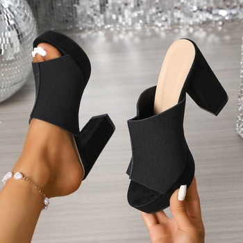 Πέδιλα με ψηλό τακούνι, επάνω μέρος από σουέτ, φαρδιές λουρίδες, δάχτυλο σε σχήμα στόματος ψαριού, τακούνι σφήνας, σόλα από καουτσούκ — φθινόπωρο 2025