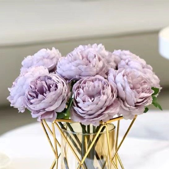 Šilko gėlių rinkinys – peonijos veislė, medžiaga: šilkas; gamybos technika: švelnus prisilietimas; tinka svetainės ir valgomojo stalo dekoravimui