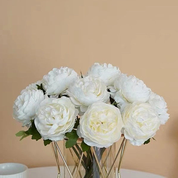 Šilko gėlių rinkinys – peonijos veislė, medžiaga: šilkas; gamybos technika: švelnus prisilietimas; tinka svetainės ir valgomojo stalo dekoravimui