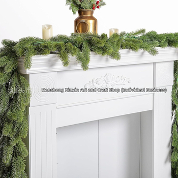 Χριστουγεννιάτικη γιρλάντα από τεχνητές βελόνες πεύκου, πλαστικό και σίδηρο — για εσωτερικούς/εξωτερικούς χώρους, μοντέρνο μινιμαλιστικό ύφος, για τα Χριστούγεννα