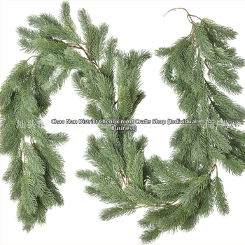 Χριστουγεννιάτικη γιρλάντα από τεχνητές βελόνες πεύκου, πλαστικό και σίδηρο — για εσωτερικούς/εξωτερικούς χώρους, μοντέρνο μινιμαλιστικό ύφος, για τα Χριστούγεννα