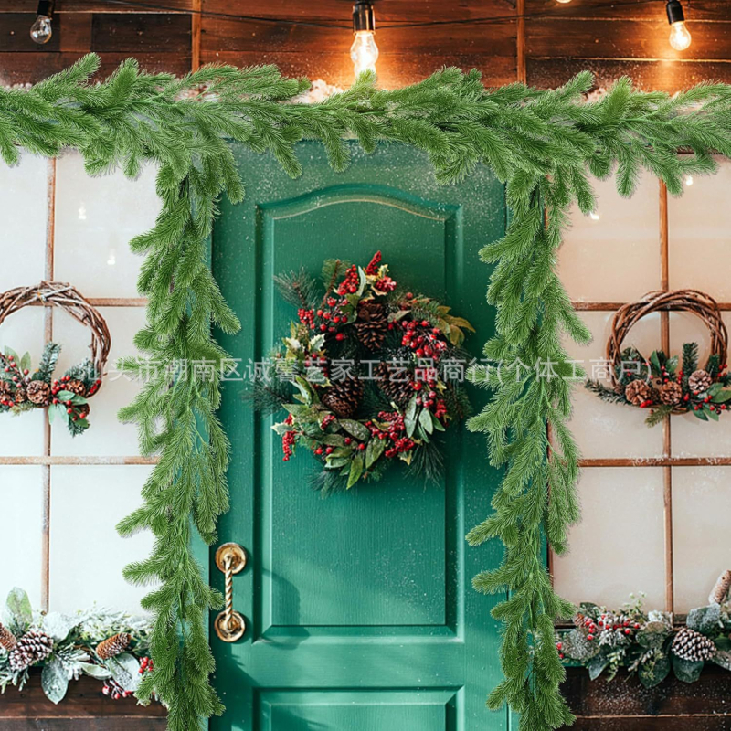 Коледна гирлянда от изкуствени смърчови иглички, пластмаса и желязо — за вътрешна и външна употреба, модерен минималистичен стил, подходяща за Коледа