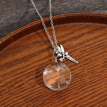 Κολιέ με μενταγιόν από πικραλίδα και αγγελάκι (Μείγμα υλικών; Άνοιξη 2023; Μόδα γραφείου)