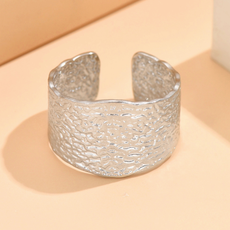 Ανοικτό βραχιόλι από ανοξείδωτο χάλυβα με ακανόνιστη υφή και ευρύ μπροστινό μέρος, ηλεκτροπλατινοποίηση, βάρος 11–37 g