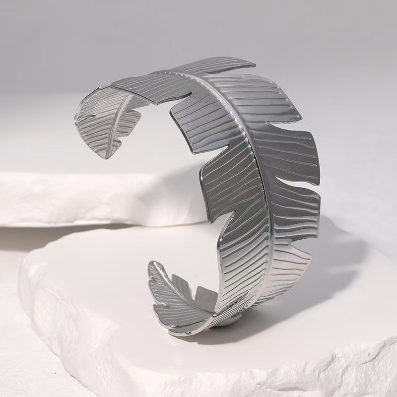 Ανοικτό βραχιόλι από ανοξείδωτο χάλυβα με ακανόνιστη υφή και ευρύ μπροστινό μέρος, ηλεκτροπλατινοποίηση, βάρος 11–37 g