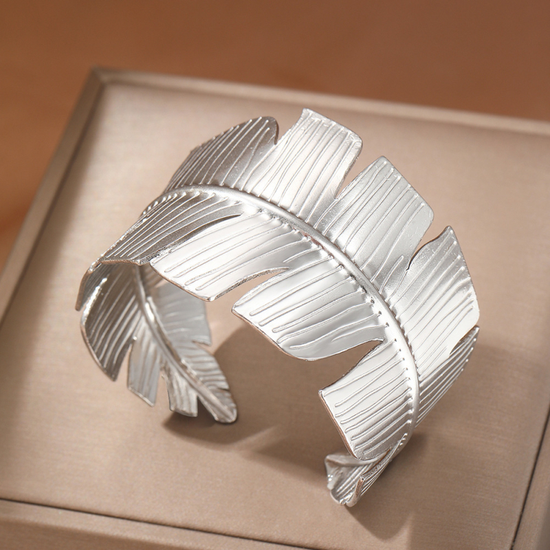 Ανοικτό βραχιόλι από ανοξείδωτο χάλυβα με ακανόνιστη υφή και ευρύ μπροστινό μέρος, ηλεκτροπλατινοποίηση, βάρος 11–37 g