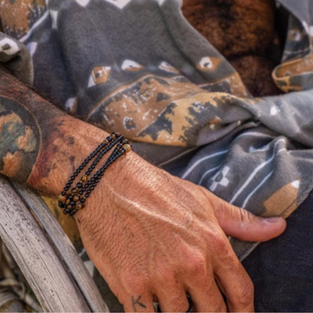 Гривна с еластична многослойна конструкция, мъниста от тигрово око и онyx дървени, ръчна изработка, унисекс, геометричен дизайн