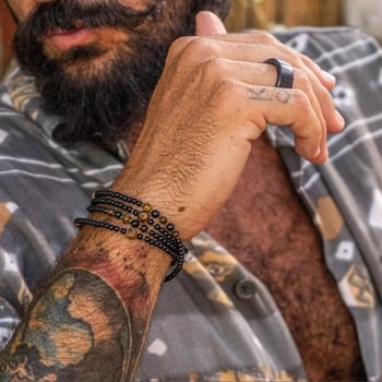 Гривна с еластична многослойна конструкция, мъниста от тигрово око и онyx дървени, ръчна изработка, унисекс, геометричен дизайн