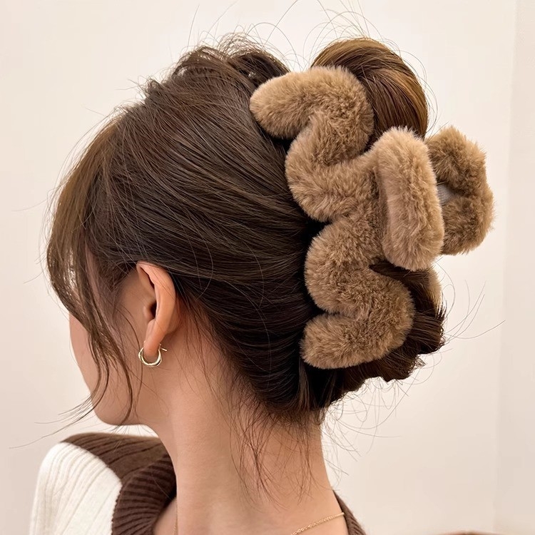 Клип за коса от плюш, грипер стил, ръчно изработен (материал: плюш; стил: грипер; класификация: клип-грипер; категория: украса за коса)