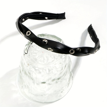 Δερμάτινος κεφαλόδεσμος, στυλ γλυκιάς δροσιάς, προσωπική μόδα τάση, άνοιξη 2025