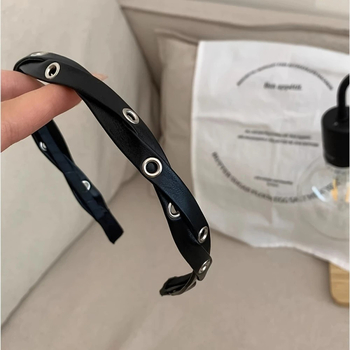 Δερμάτινος κεφαλόδεσμος, στυλ γλυκιάς δροσιάς, προσωπική μόδα τάση, άνοιξη 2025